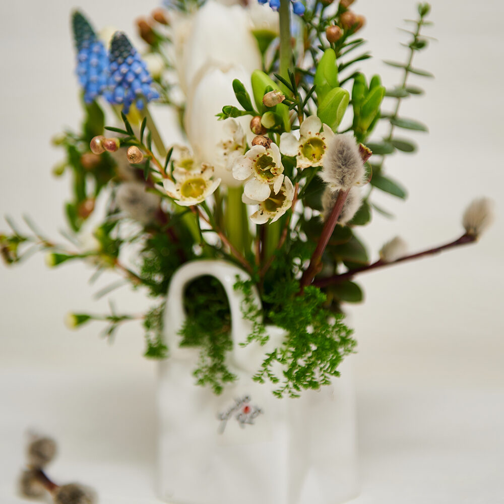 Aranjament-floral-cu-gentuta-ceramica-Aniela-Events-3